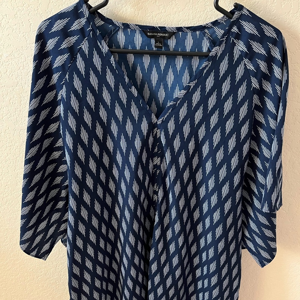 Banana Republic Women’s V-Neck Blouse Size L Navy White Diamond Print Top - Picture 3 of 10